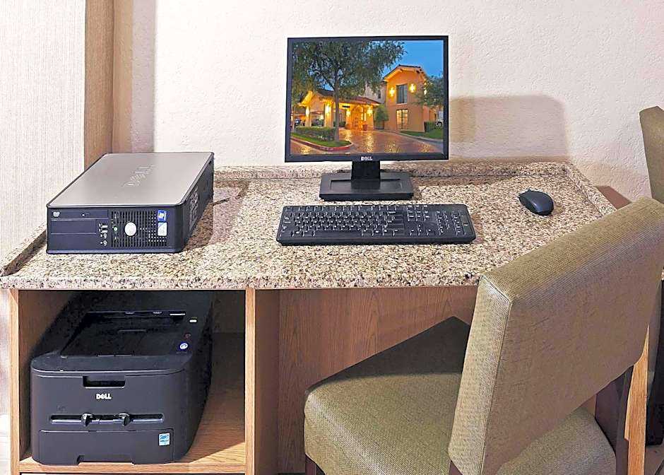 La Quinta Inn & Suites by Wyndham Mid-City