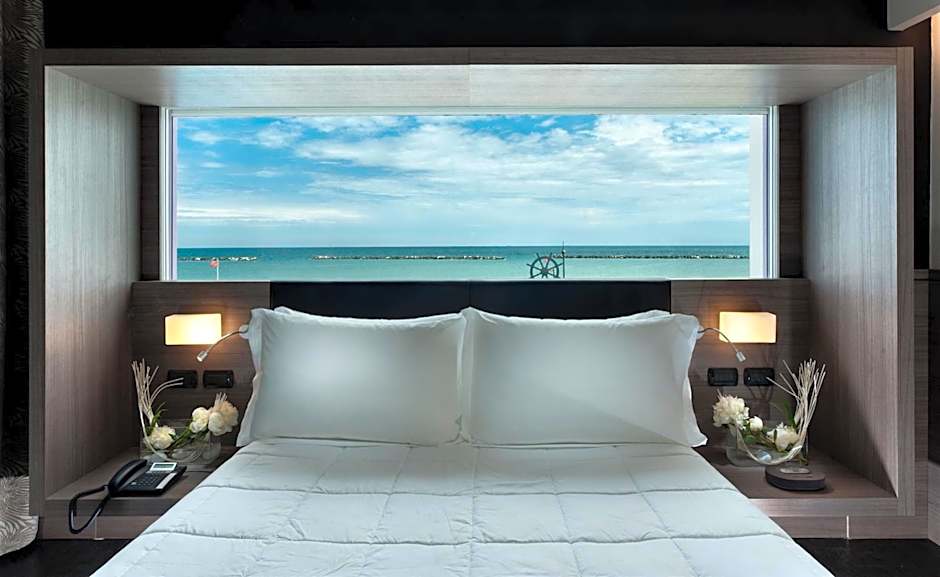 Photo 1 of 6 of Family Suite, Sea View