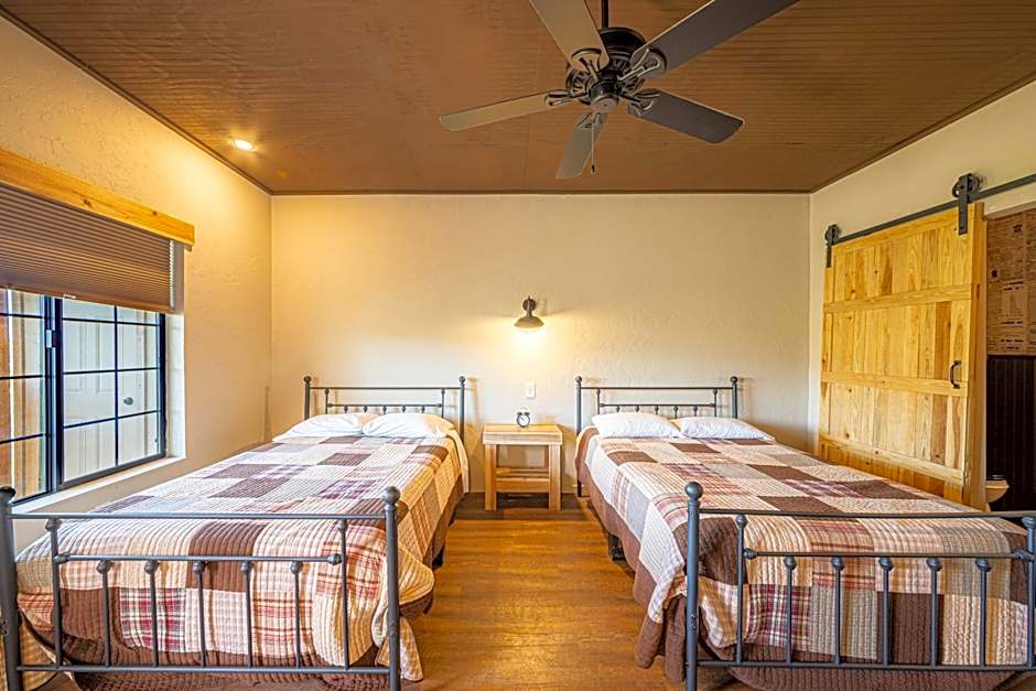 -Pet Friendly- Miners Cabin #5 -Two Double Beds - Private Balcony