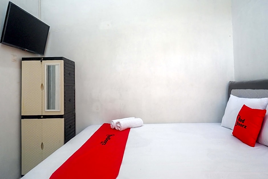 RedDoorz Syariah near Universitas Slamet Riyadi Solo