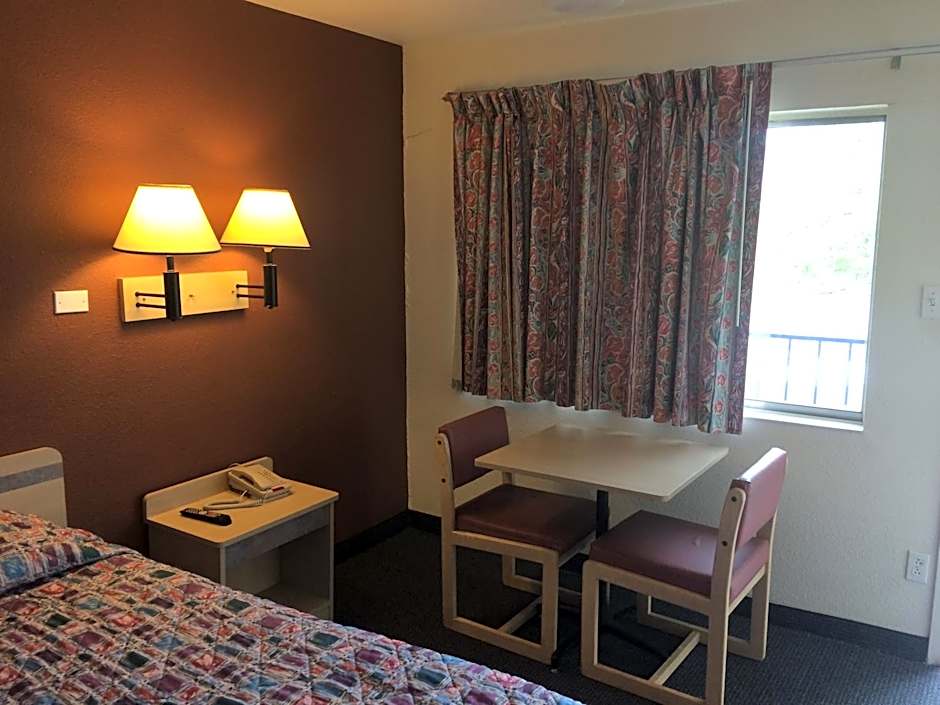 Travelodge by Wyndham Raton
