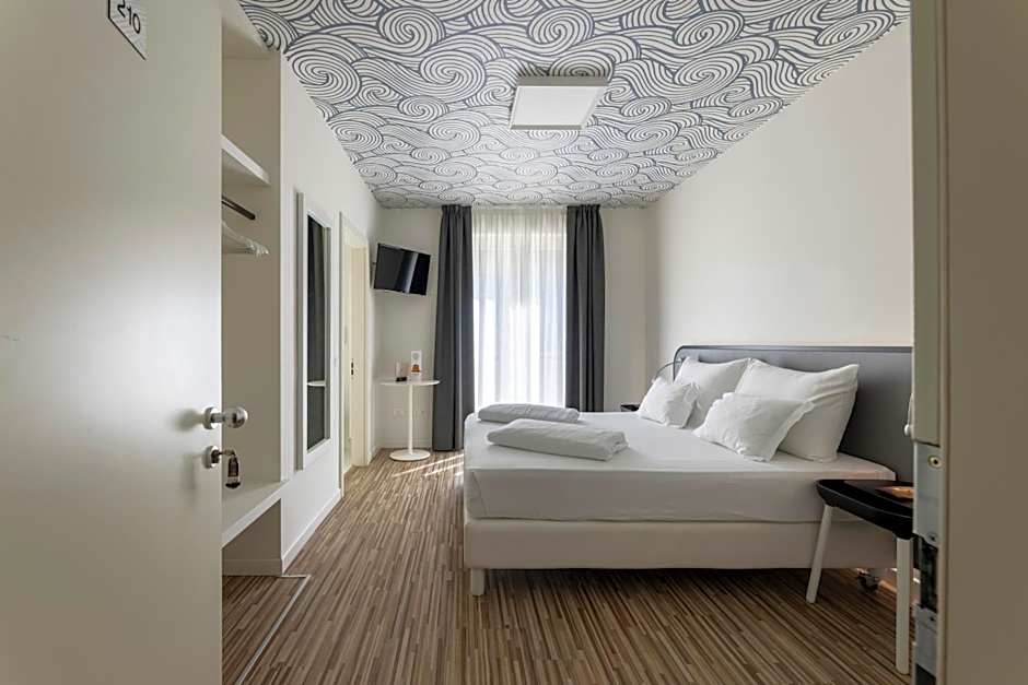 Hi Hotels Torbole - Heated Outdoor Pool & Spa