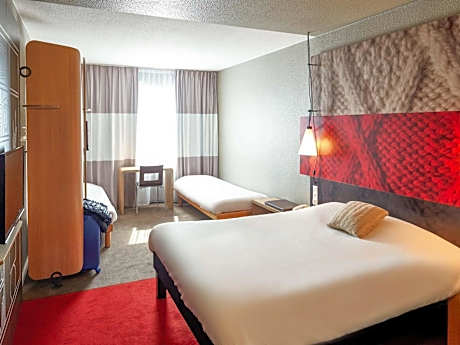 Standard Room with 1 double bed and 1 single bed