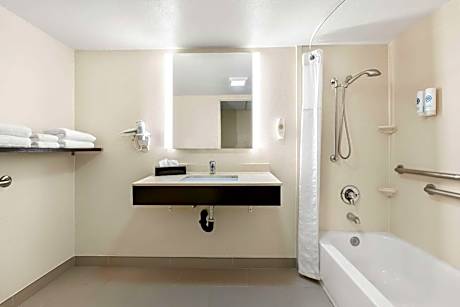 King Room - Accessible/Non-Smoking