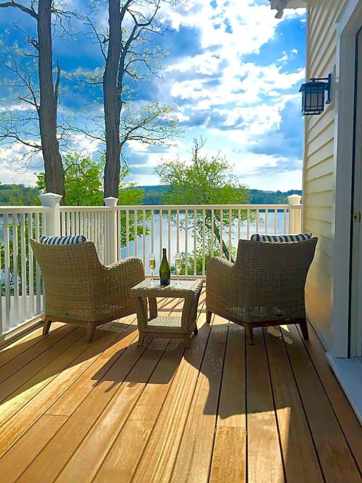 Lakehouse Inn