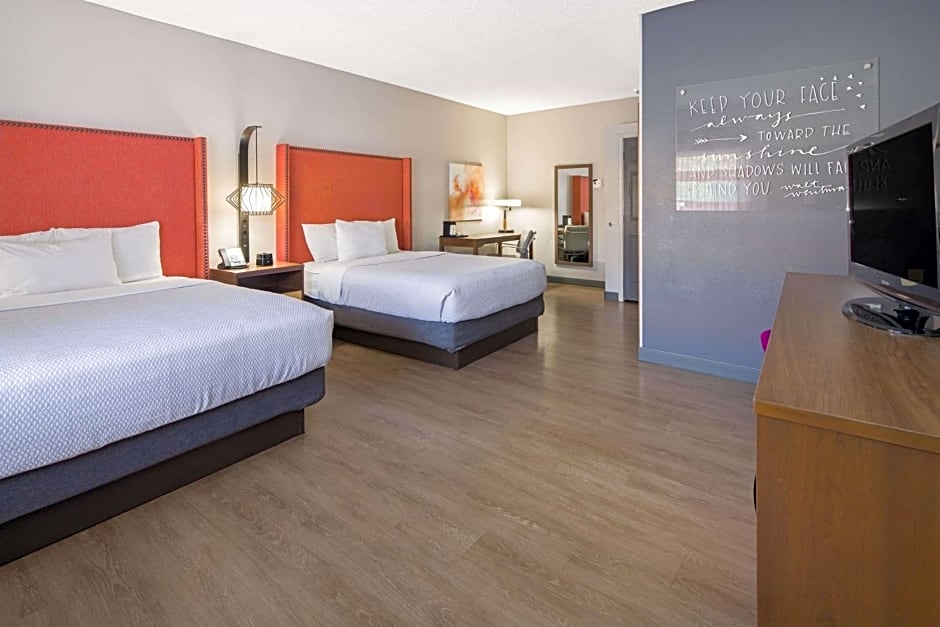 La Quinta Inn & Suites by Wyndham Orange County - Santa Ana