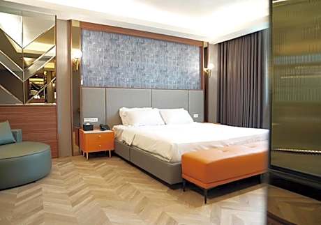 Queen Room with Spa Bath & Garage