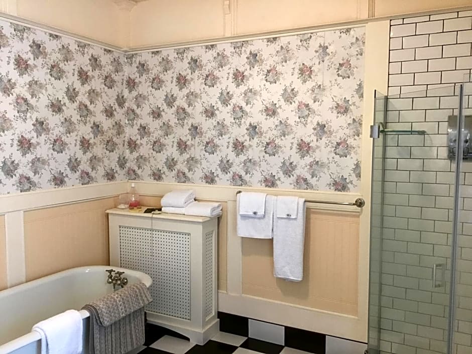 Marmora and Lake Inn and Victorian Diner