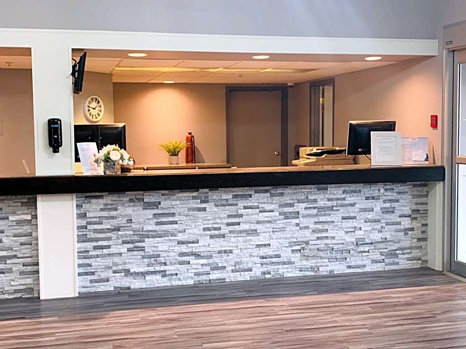 Ramada by Wyndham Red Deer Hotel and Suites