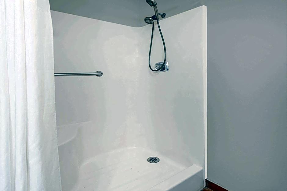 Super 8 by Wyndham Warrensburg