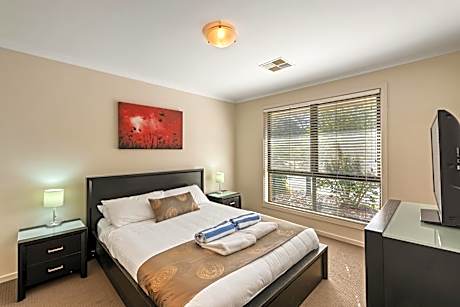 Deluxe 3 Bedroom House - Sleeps 6