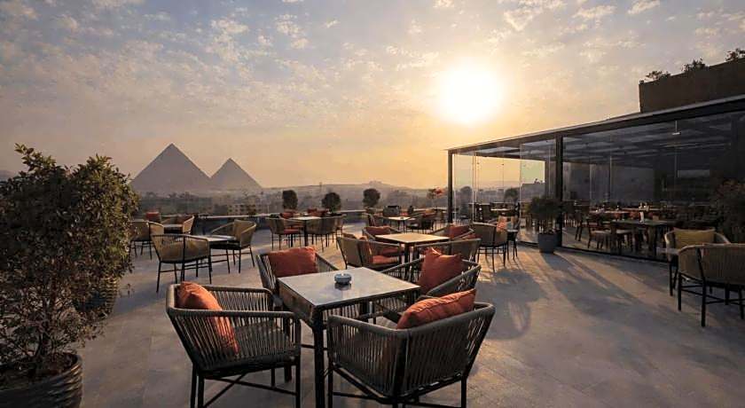 Pyramid Front Hotel