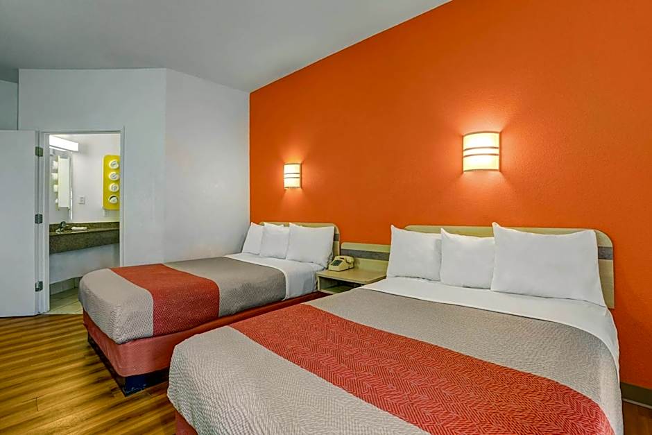 Howard Johnson by Wyndham Lemoore