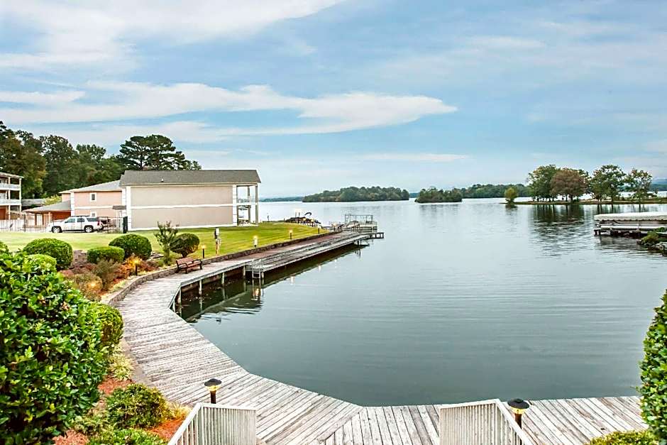 Baymont by Wyndham Hot Springs