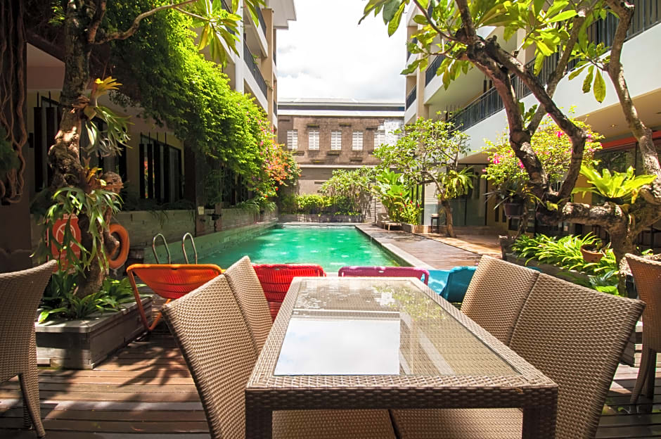 100 Sunset Hotel and Ballroom