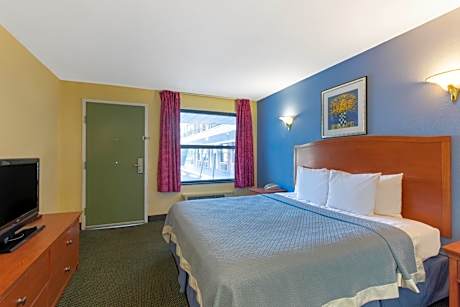 Queen Room with Bath Tub - Mobility Accessible/Non-Smoking
