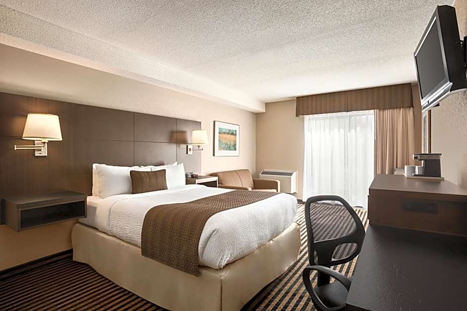 Photo 1 of 5 of 1 Queen Bed, Accessible