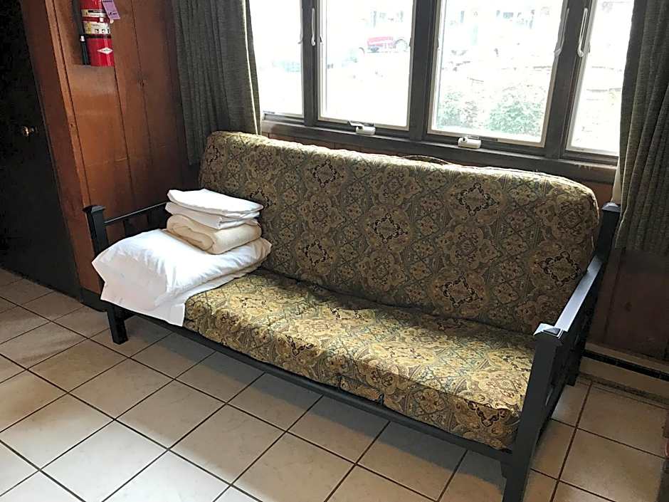 Simmons Motel and Suites