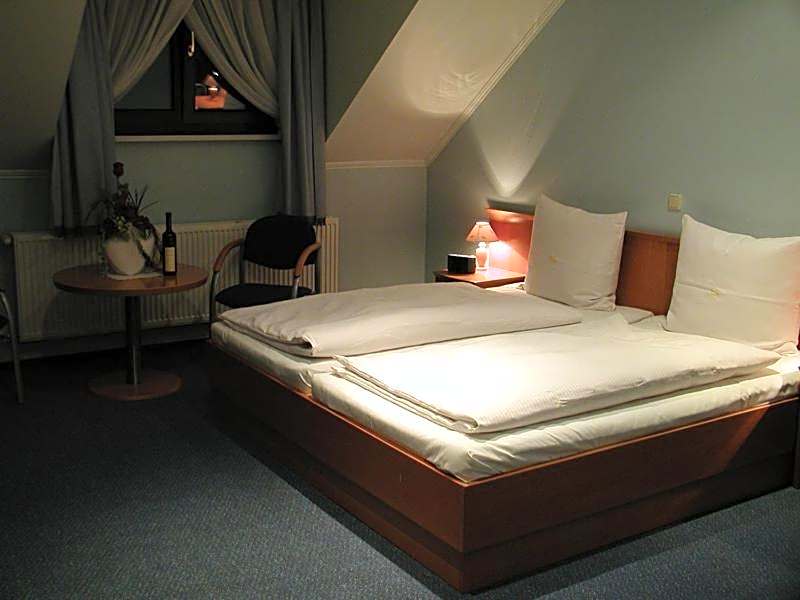 Hotel Restauracja Tawerna Gliwice - duży parking gratis