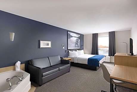 1 King Bed Suite Non-Smoking