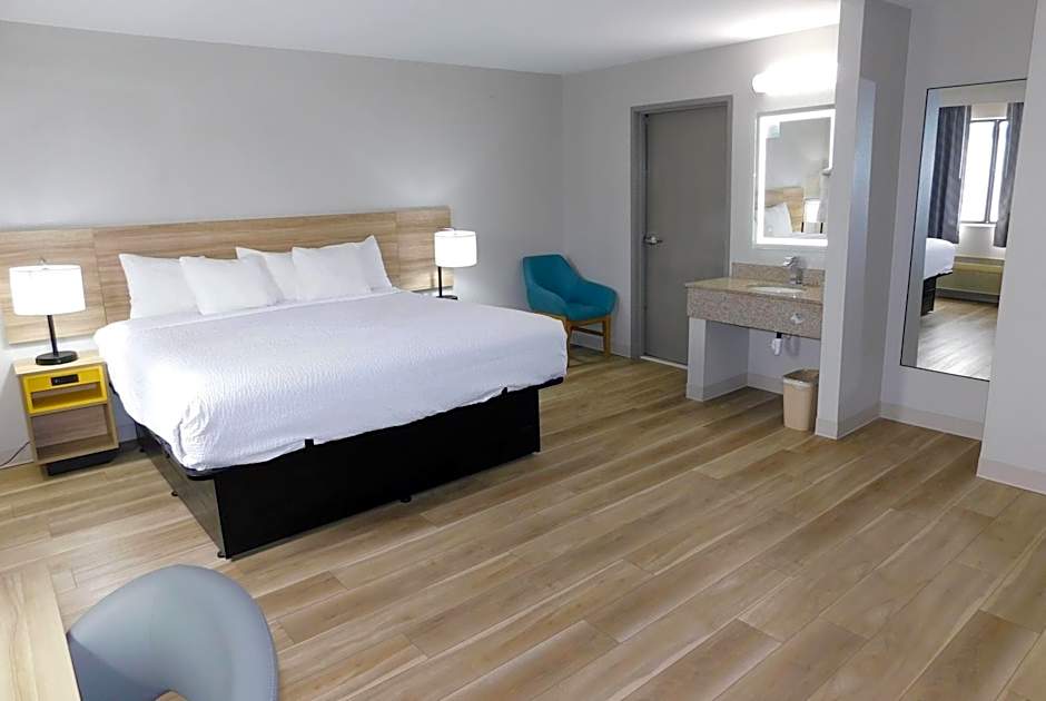 Photo 1 of 8 of 1 King Bed, Accessible