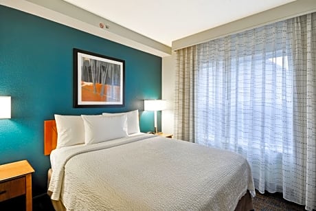 One-Bedroom Queen Suite with Sofa Bed - Hearing Accessible