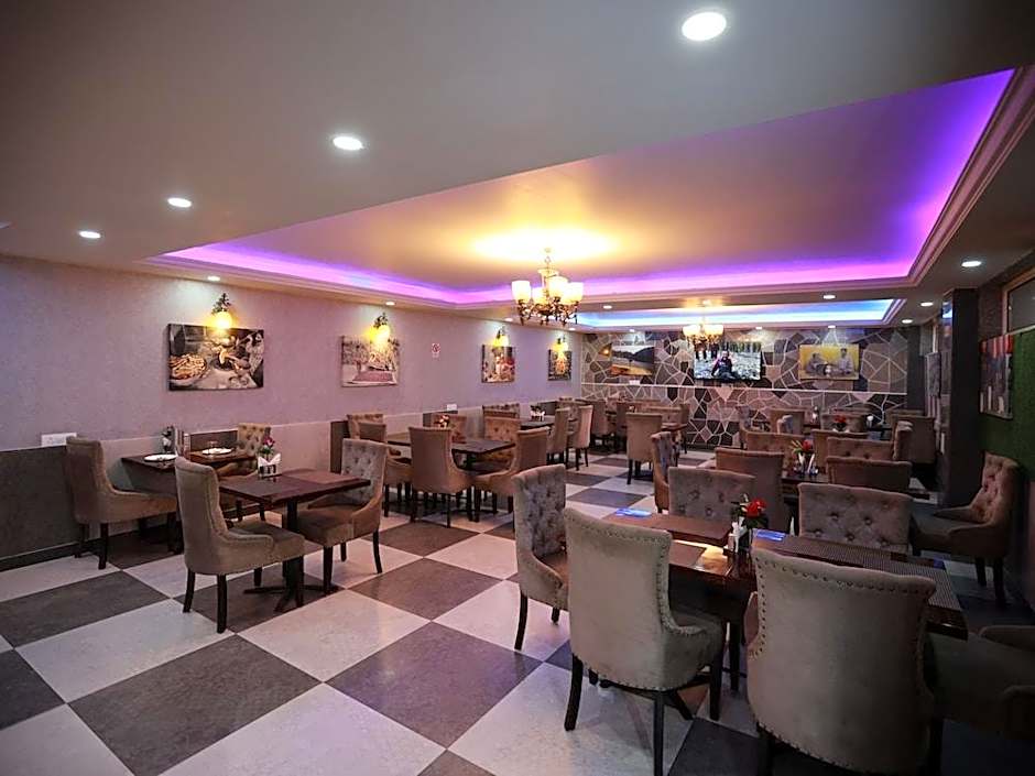 Hotel The Montreal Near by Dal Lake