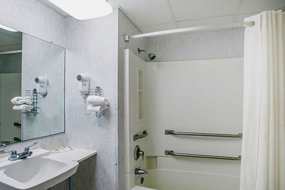 Super 8 by Wyndham Plattsburgh
