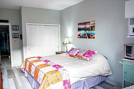 The Jypsy Inn / Muskoka