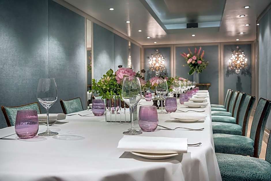 The Capital Hotel, Apartments & Townhouse