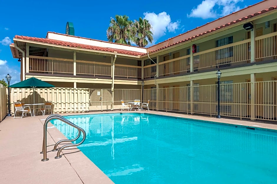 La Quinta Inn & Suites by Wyndham New Orleans Causeway