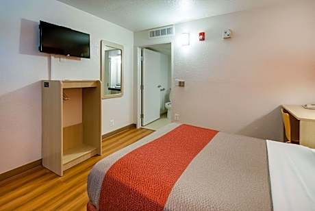 1 Queen Bed | ADA/Tub/Micfridge