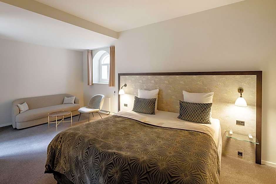 Ascot Hotel