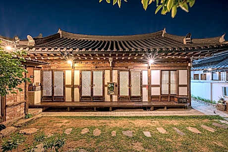 Jeonju Hanokmaeul Eosahwa (Korea Quality)