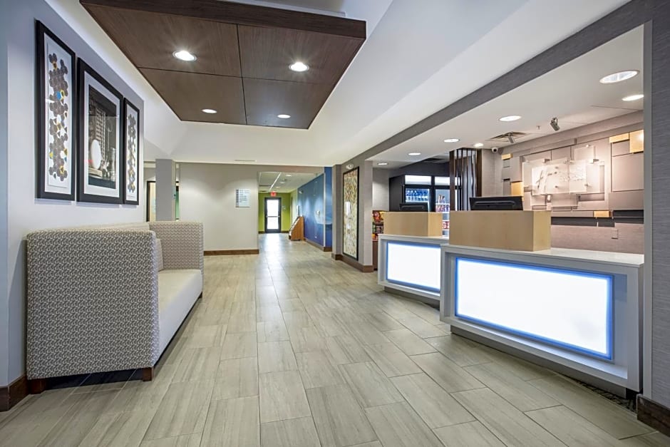 Holiday Inn Express Kansas City - at the Legends!, an IHG Hotel