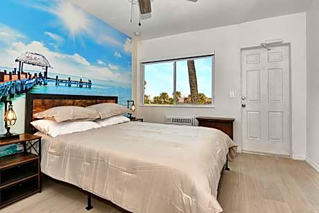 Studio Suite Queen Bed Kitchen Walk In Shower #5