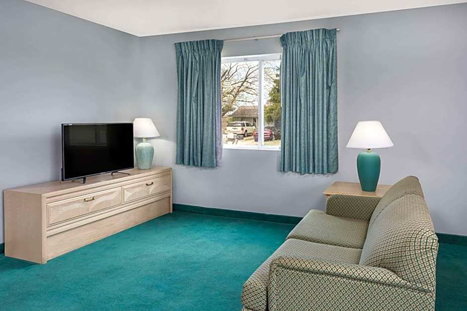 Days Inn by Wyndham Osage Beach Lake of the Ozarks