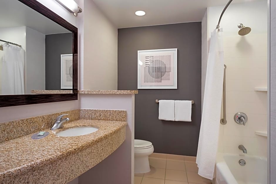 Courtyard by Marriott Long Beach Airport