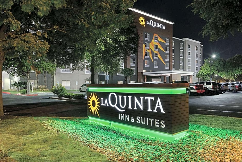 La Quinta Inn & Suites by Wyndham San Antonio Downtown