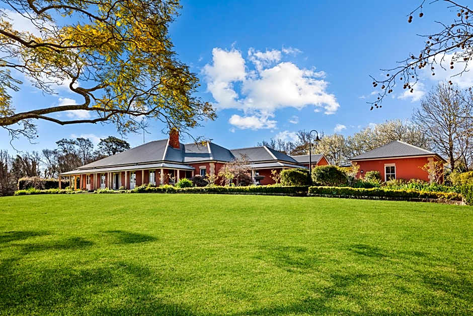 Chanticleer Gardens Barn cottage with a Pool