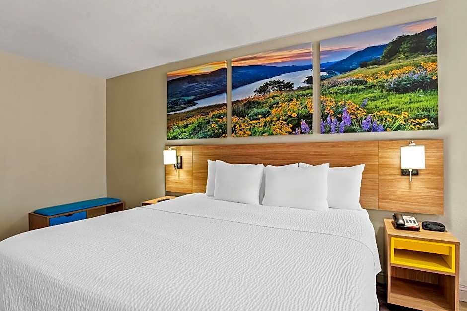 Days Inn by Wyndham Fontana / Rialto