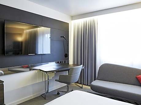 Deluxe Executive with 1 queen size bed and 1 single sofa