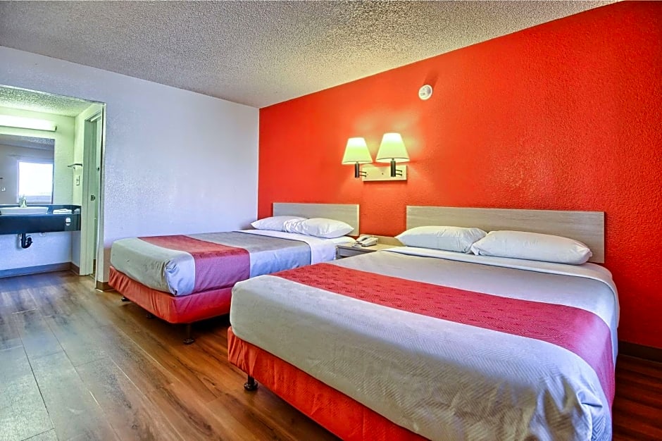 Motel 6 Fresno Blackstone South – Fresno, CA