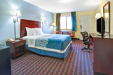 1 Queen Bed Mobility Accessible Room Non-Smoking