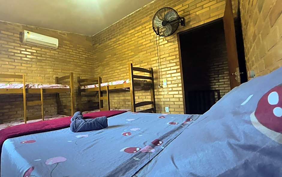 Pousada São Jorge 1 MIN A PÉ DA PRAIA Casa de família, simples e aconchegante, Na Av principal da praia café disponível até 12hs cozinha completa e churrasqueira disponível para uso ar cond das 20hs as 8 30