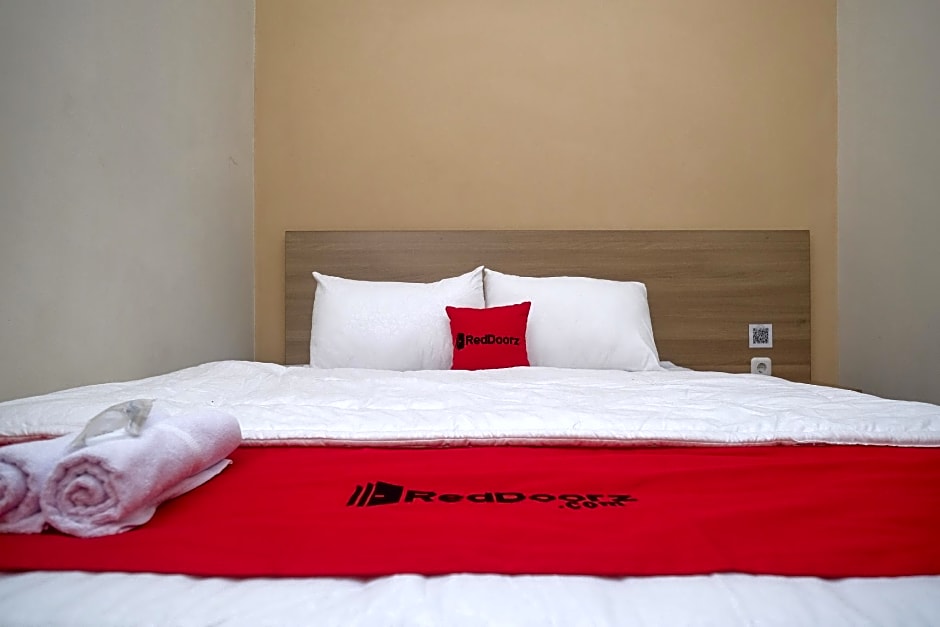 RedDoorz Plus near UMS Solo 2