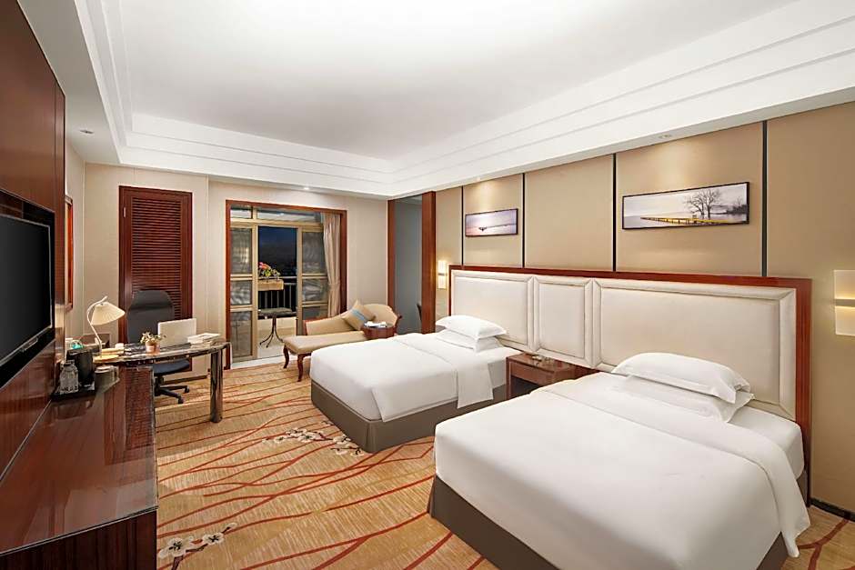 Longjiang Country Garden Phoenix Hotel