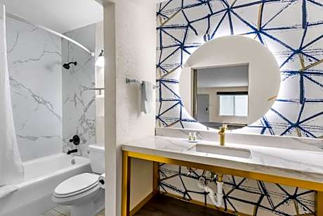 1 King Bed Suite Nonsmoking Upgrade
