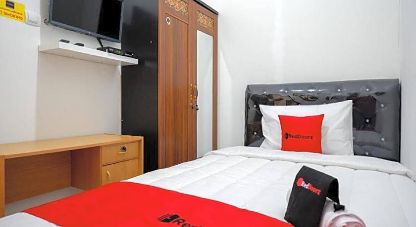 RedDoorz Hostel near Kota Lama Semarang