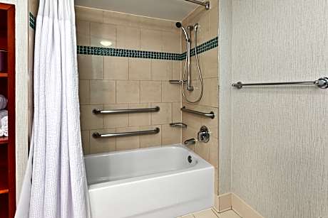1 King Bed Premium Comm Accessible Tub